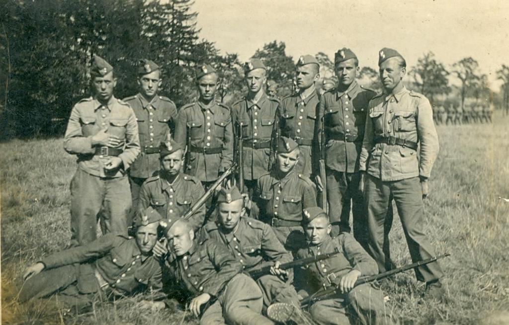 Opis zdjęcia Tadeusz Halicki Zdjęcie 35 Rok 1947, 2 sierpnia. Jelenia Góra. Grupa żołnierzy.