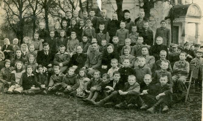 23 Zdjęcie 38 Rok 1947. Uczniowie z nauczycielami, w tle budynek cerkwi. Zdjęcie ze zbiorów Lucyny Zawalskiej. Opis zdjęcia Izabela Kicińska.