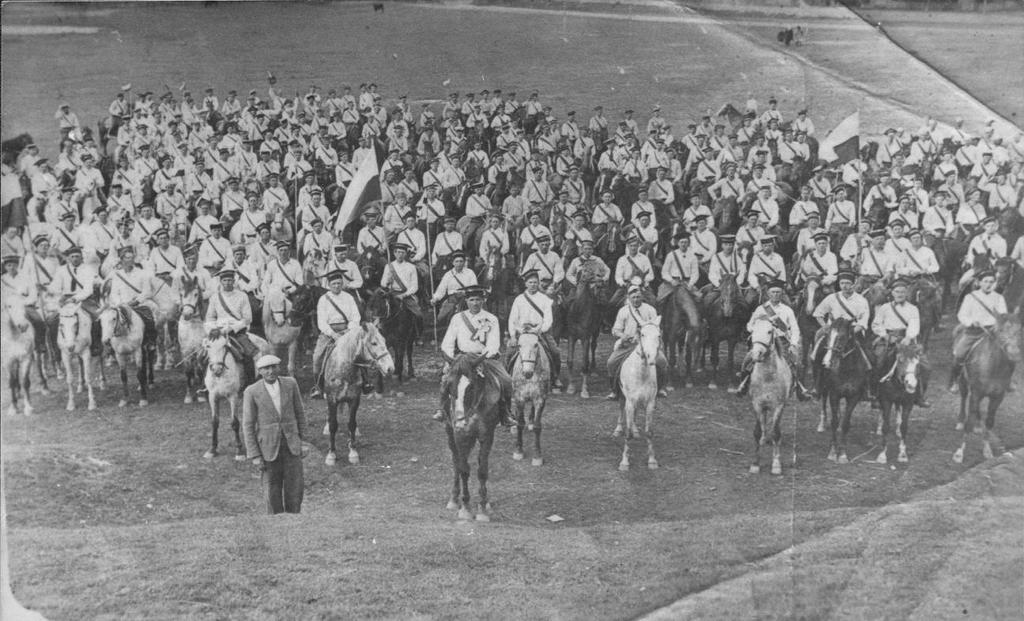 7 Zdjęcie 11 Rok 1947, 18 lub 20 czerwca. Wizytacja parafii Grabowiec przez biskupa Stefana Wyszyńskiego. Banderia.