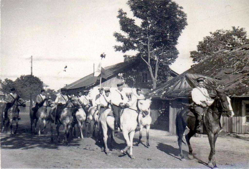 Zdjęcie ze zbiorów Ryszarda Karczmarczuka. Zdjęcie 12 Rok 1947, 18 lub 20 czerwca. Wizytacja parafii Grabowiec przez biskupa Stefana Wyszyńskiego.