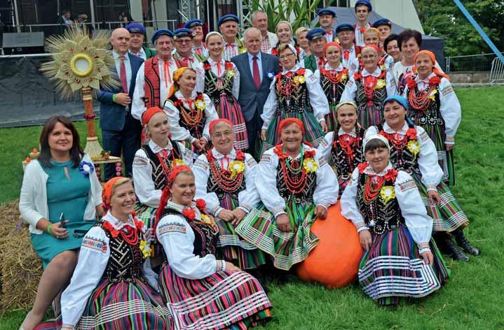KULTURA Dożynki Powiatowe Ujazd 2018 W tym roku odbyło się drugie powiatowe święto plonów w gminie Ujazd. Uroczystość mieła miejsce 9 września 2018 r.