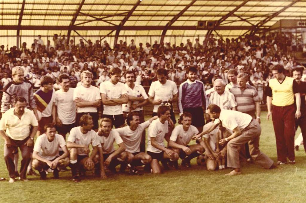 sączki, aby odwadniać płytę boiska. W trakcie remontu piłkarze rozgrywali mecze w pobliskim Godowie. 15 sierpnia 1970 r.
