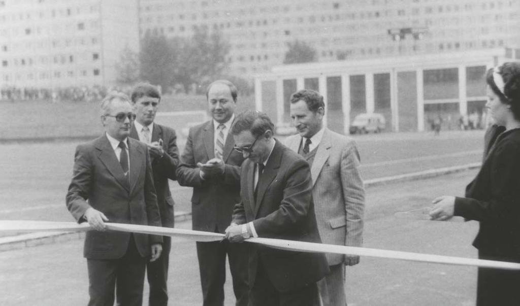 Wyznaczono jednak inny teren - pomiędzy osiedlami Bożka i Barbary. Budowa, przypadająca na okres upadku gospodarczego państwa, przebiegała bardzo sprawnie. Docelowo stadion miał mieścić 25 tys.