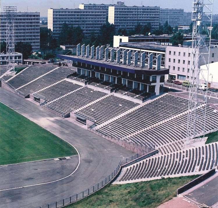 Co ciekawe, obiekt oddano do użytku jako niedokończony. Stało się to w październiku 1989 r. podczas meczu reprezentacji młodzieżowych Polski i Anglii.