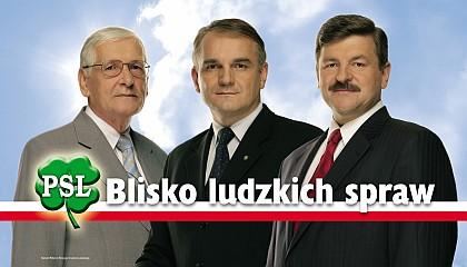 Na drugim plakacie z tej serii pojawiają się ci sami liderzy jednak zmienia się hasło promujące partię i kandydata: Blisko ludzkich spraw. Zdanie to nie zawiera jednak żadnych elementów erystyki.