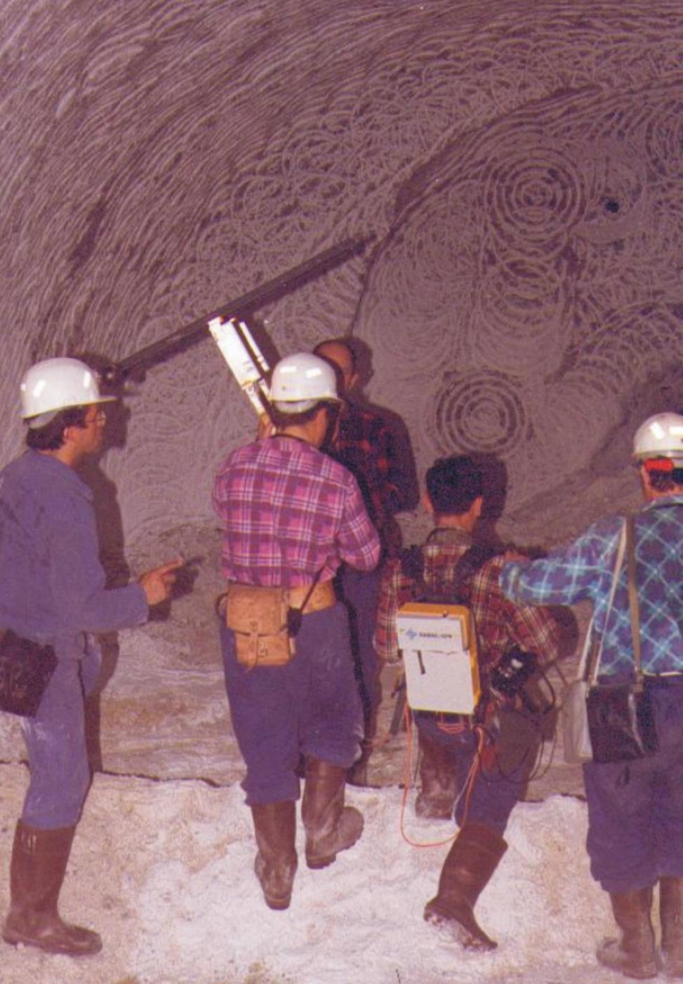 Próby wykorzystania GPR w kopalni podziemnej z antenami nieekranowanymi, skierowanymi ku ścianie chodnika (Fig. 04) były wykonywane na złożu soli w ZG Polkowice - Sieroszowiece (Malutko i in. 1998).