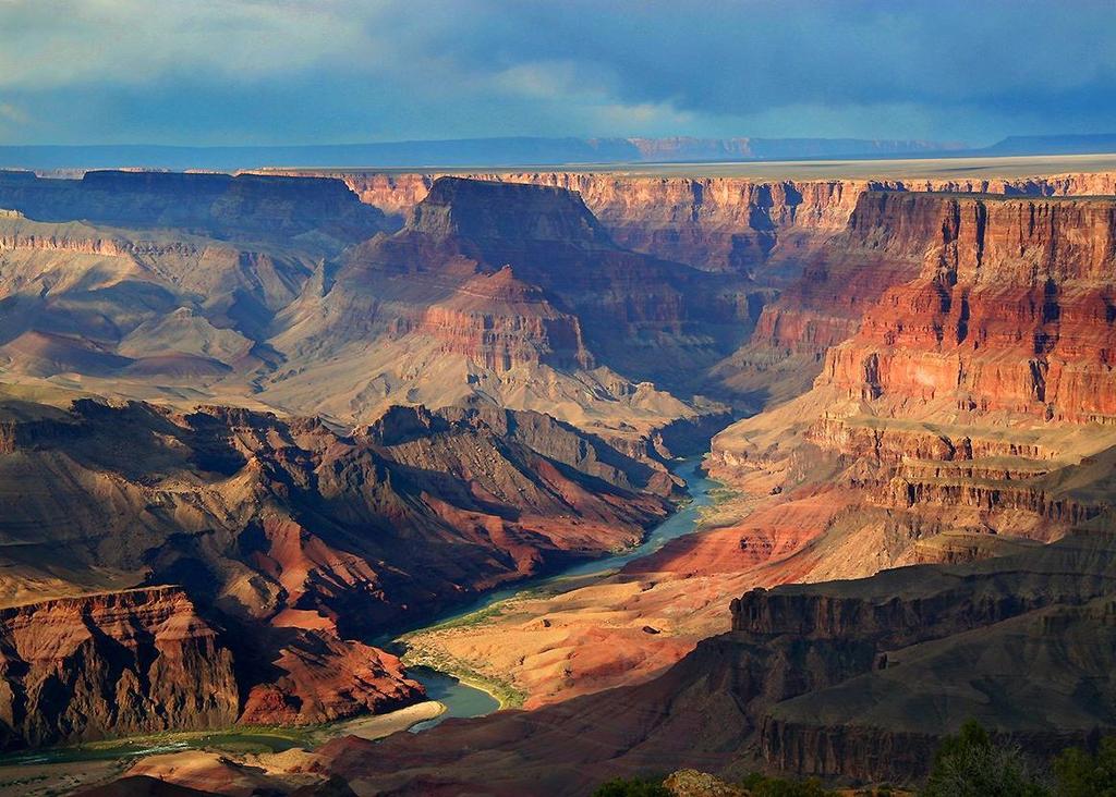 Odległość pomiędzy tymi punktami mierzona nurtem rzeki Kolorado wynosi 446 km.