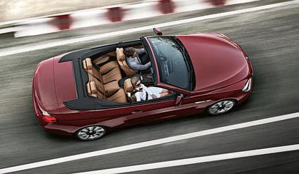 Wewnątrz auta każdy element łączy w sobie absolutny luksus z nieprzeciętnym komfortem: wysokogatunkowe materiały, staranne wykonanie i doskonała stylistyka przewyższają najwyższe oczekiwania a BMW
