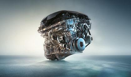 W ramach tego w produkcji silników i niektórych komponentów napędu oprócz aluminium stosowane jest również tworzywo sztuczne wzmocnione włóknem węglowym (karbon).