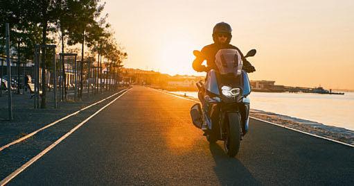 Zredukowana owiewka, charakterystyczny tył i komfortowe podnóżki dają tej maszynie niepowtarzalny charakter. A Tobie nieopisane poczucie wolności. Więcej na bmw-motorrad.pl BMW C 400 X JAZDA ŻYCIA.