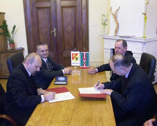 Trwają również przygotowania do podpisania porozumienia z miastem Surzur w Bretanii. Bardzo dobrze układa się też współpraca z miastem Zacler, z którym zrealizowano projekt pn.