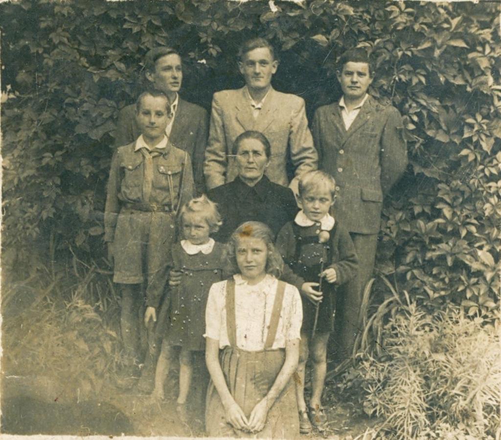 10 Historia Grabowca, zdjęcia z roku: 1950 Zdjęcie 16 Rok 1950, 13 sierpnia. Zdjęcie rodzinne (ze zbiorów Alfreda Tymeckiego; opis zdjęcia Ryszard Karczmarczuk).