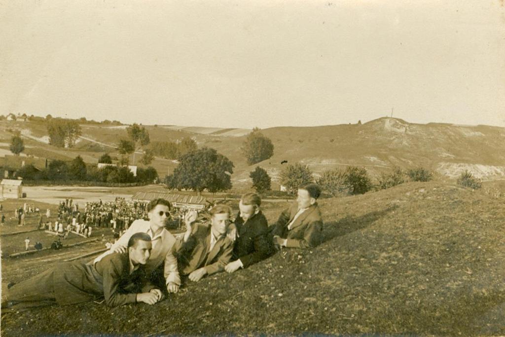 17 Zdjęcie 24 Rok 1950 (około, przed 1954 rokiem). Relaks przed festynem.