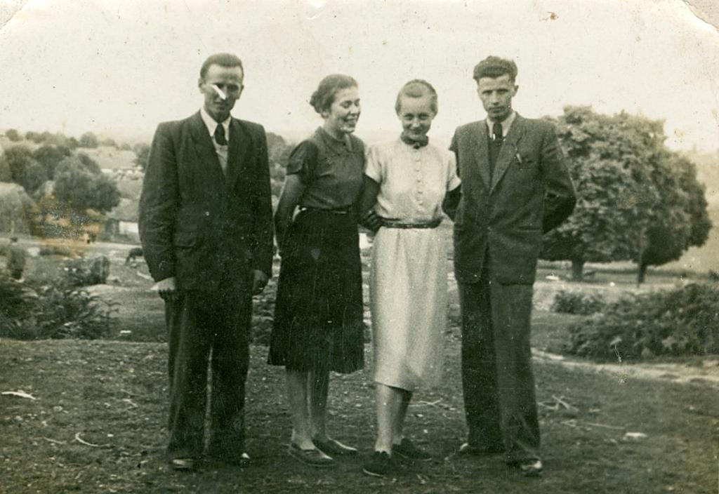 Od lewej stoją: n, n, Domicella Otrocka (prawdopodobnie, po mężu Sagadyn), Jan Skóra (zdjęcie ze zbiorów Adama