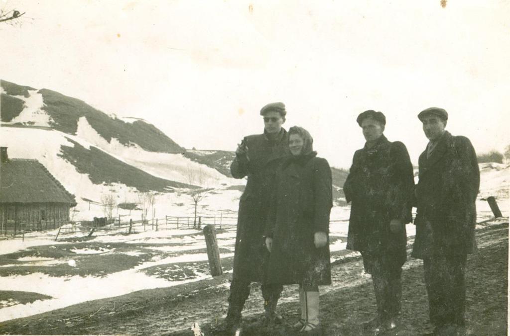 Od lewej stoją: Jan Skóra, Ryszard Brodziński, Witold Kalinowski. W tle Góra Zamkowa.