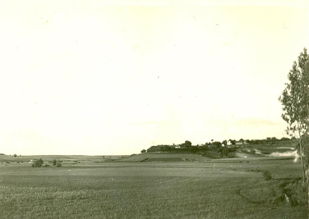 21 Zdjęcie 31 Rok 1950, 18 października. Widok na Bronisławkę od strony mostu na trasie hrubieszowskiej.