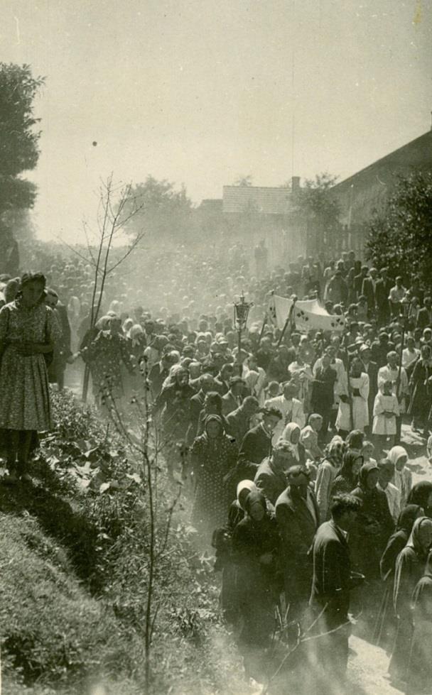 Zdjęcie 10 Rok  Procesja na ulicy Poprzecznej