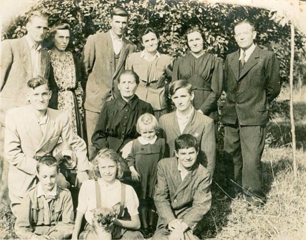 9 Zdjęcie 15 Rok 1950, 13 sierpnia. Zdjęcie rodzinne (ze zbiorów Ryszarda Karczmarczuka; opis zdjęcia Ryszard Karczmarczuk).