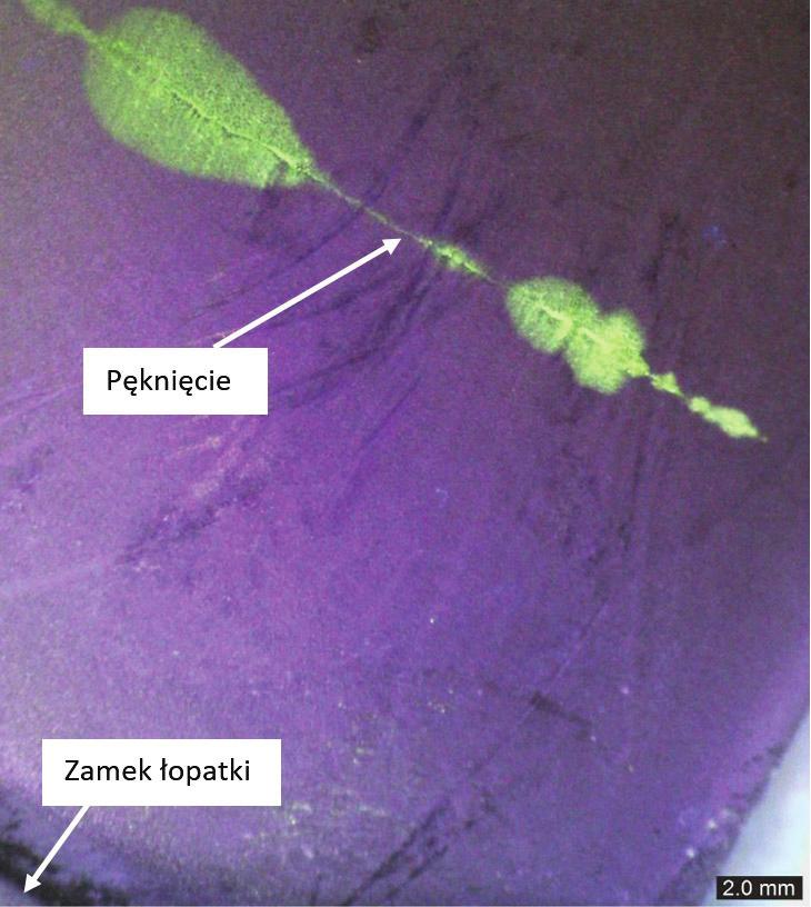 Badania makroskopowe z zastosowaniem metody fluorescencyjnej umożliwiły obserwację źródła i charakteru inicjacji oraz kierunku propagacji pęknięć zmęczeniowych uszkodzonych łopatek.