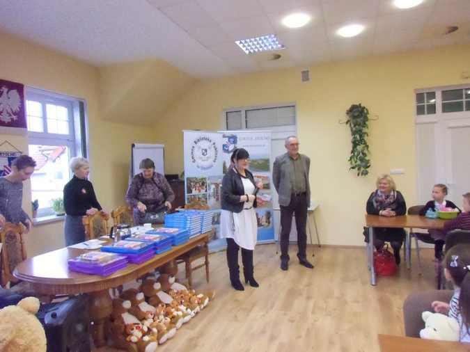 Wszyscy uczestnicy otrzymali pami¹tkowe dyplomy, ksi¹ ki i misie, które wrêczli Pan Wójt Jerzy Rabeszko, Przewodnicz¹ca Rady Gminy Stolno Pani Halina Ko³odziejek oraz p.o. kierownika GBP w Stolnie Pani Katarzyna Masalska.
