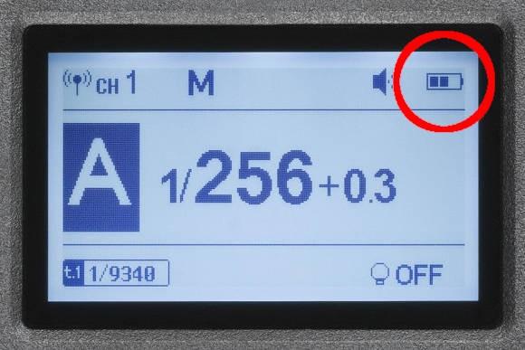 Poziom naładowania akumulatora Lampa wskazuje poziom naładowania akumulatora za pomocą ikony baterii zlokalizowanej w prawym górnym narożniku ekranu LCD.