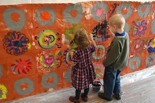 Malowidło ścienne Przed przystąpieniem do tworzenia przez dzieci malowidła warto skonsultować z nimi temat jaki chcą podjąć.