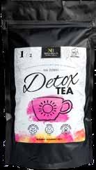 DETOX TEA na dzień to roślinny suplement diety w postaci mieszanki ziołowo- -owocowej do zaparzania. Zawiera ona m.in. takie składniki jak hibiskus, zielona herbata, czarna porzeczka, czerwona herbata, dzika róża, senes czy cykorię.