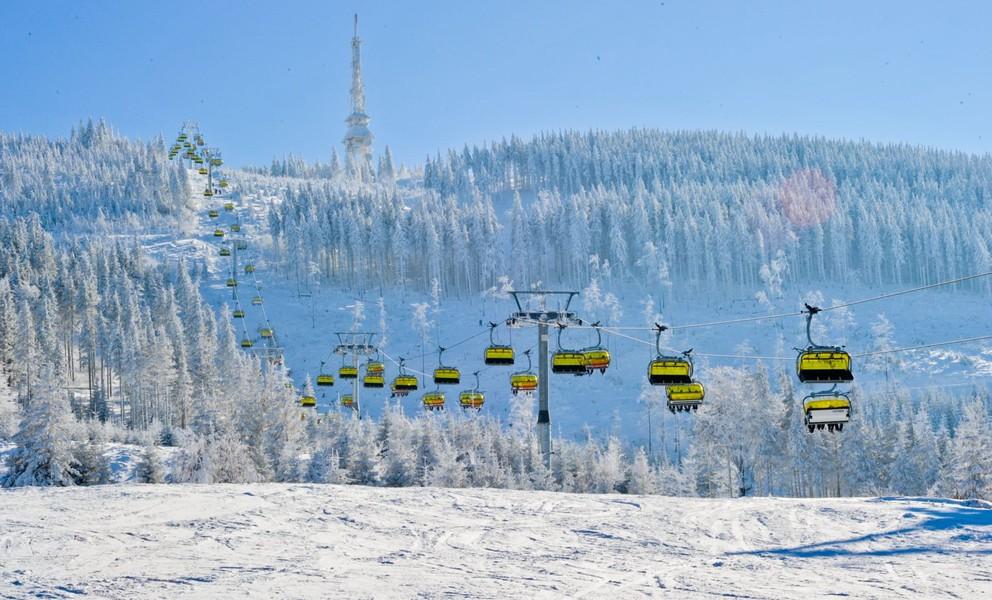 narciarskiej. Jej centralnym miejscem jest Hala Skrzyczeńska (1010 m n.p.m.) 