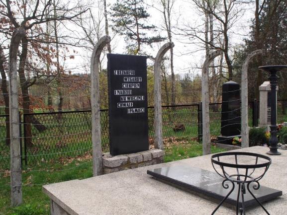 Mogiła na cmentarzu w Górkach Śląskich Kapliczka w Ciechowicach 6.2. Zabytki nieruchome Według art. 7.