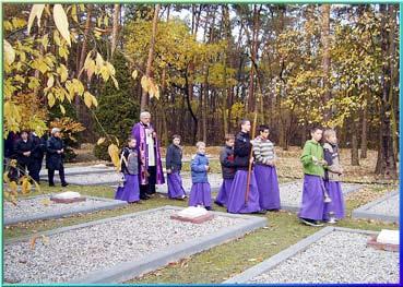 Nabożeństwo Drogi krzyżowej na cmentarzu w