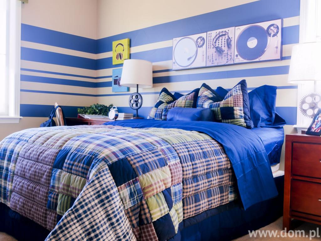 Niebieskie wzory na ścianie sypialni Zamiast tapety możemy zastosować również naklejki ścienne, wielkoformatowe grafiki czy pomalować ścianę z użyciem szablonów.