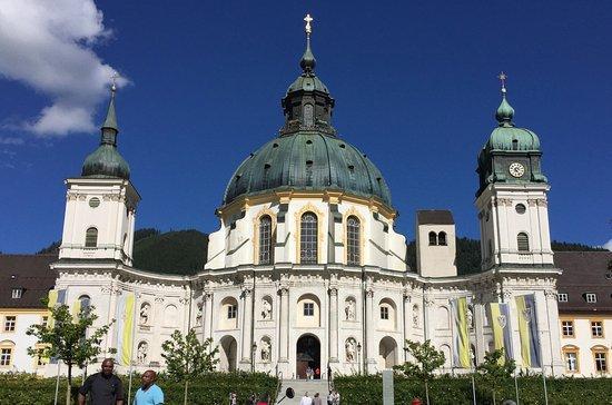 Imponujące wnętrze zdobione w rokokowym stylu przykrywa potężna, widoczna z dala kopuła.