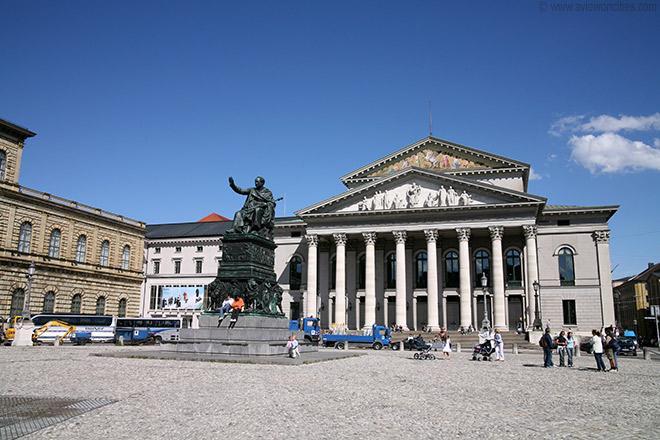 Max-Josepf-Platz gmach Opery Narodowej Kościół teatynów i Odeonplatz miejsce stłumienia puczu
