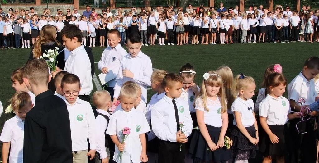 W tym gorącym dniu pan dyrektor równie gorąco powitał uczniów,