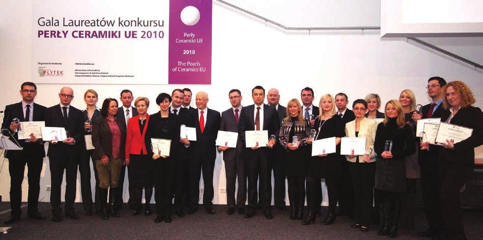 Laureaci konkursu Perły Ceramiki UE 2010 wraz z wręczającymi nagrody nagrodzono Wielką Perłą Ceramiki UE z Diamentem.