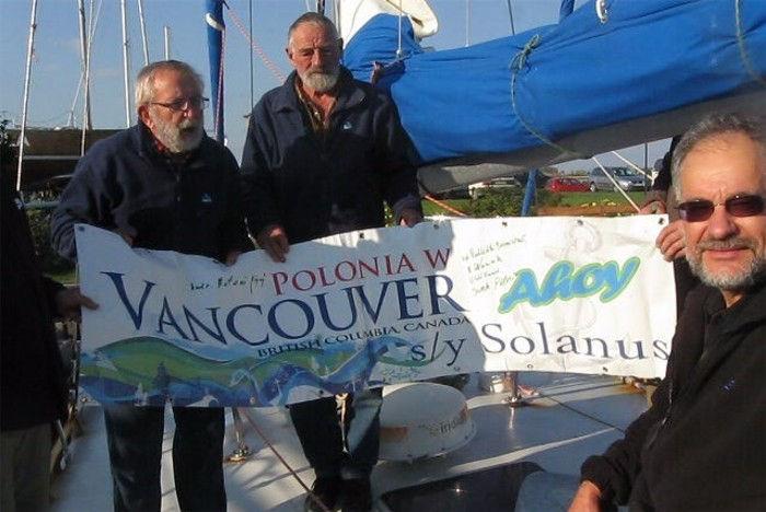 "Solanus" podczas pobytu w Vancouver dostał w prezencie nowy napis na reling.