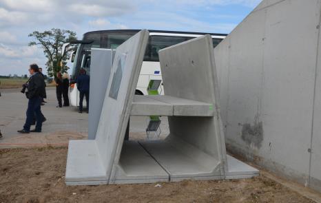 nieprzepuszczalnej plandek a na czaszy plandek, w istotny sposób wpływających na szczelność a tym samym brak ubytków oraz na poprawę jakości kiszonki.