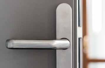 Drzwi zewnętrzne wsadowe Wyposażenie FUNKCJA ZASUWNICY DZIEŃ I NOC Funkcja umożliwia wybór dziennej lub nocnej opcji zabezpieczenia drzwi.