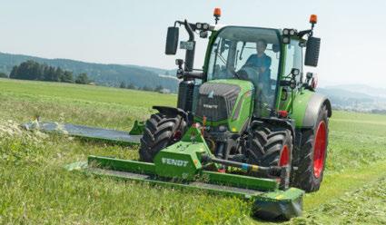 Hydraulicznie składane osłony zapewniają szybką zmianę pozycji transportowej na roboczą. Dzięki dużemu zakresowi wychylenia kosiarki Fendt idealnie dostosowują się do podłoża.