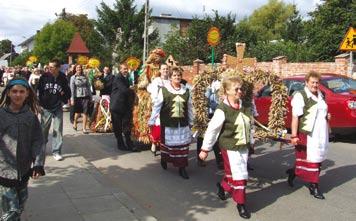 Po mszy wszyscy zgromadzeni w korowodzie dożynkowym przemaszerowali przy dźwiękach Harcerskiej Orkiestry Dętej z Tczewa na miejscowe boisko szkolne.