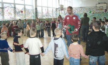 Poważny nastrój ożywiły piosenki zaśpiewane z dużym zaangażowaniem przez chór szkolny. Imprezę urozmaiciły liczne konkursy przygotowane przez organizatorów, m. in.