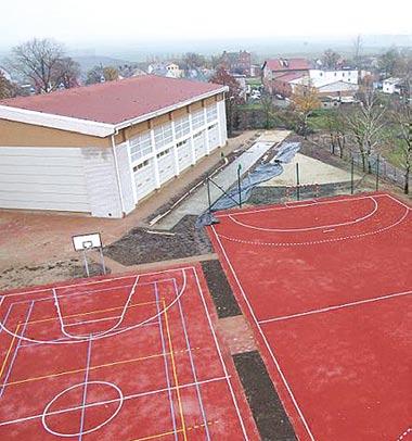 Podczas otwarcia Sali uczniowie Gimnazjum nie odmówili sobie przetarcia parkietu grając w siatkówkę. Sala sportowa i kompleks boisk przy Gimnazjum w Dąbrówce prezentują się naprawde imponująco. str.