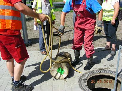 urządzenie wykrywające nadajnik - na zdjęciu).