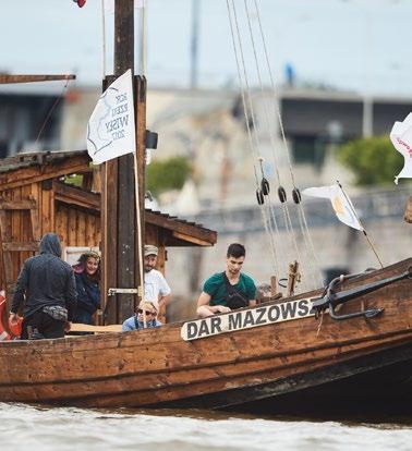 wyprodukowały malowane żagle, Yacht Klub Polski Warszawa - posiadający siedzibę nad Wisłą.