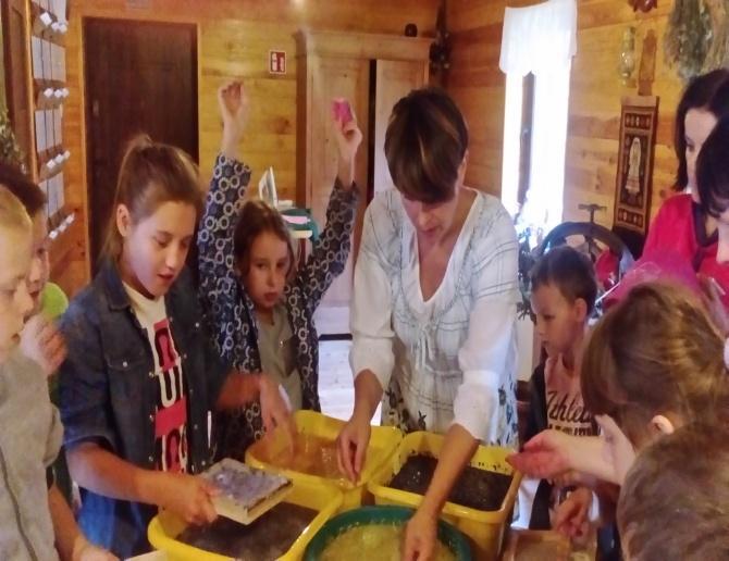 Zagrody edukacyjne Warmii, Mazur i Powiśla Zagroda Edukacyjna Ziołowy Dzbanek (powiat elbląski) Chata Zielarska miejsce przesycone zapachem ziół i dawno zapomnianych