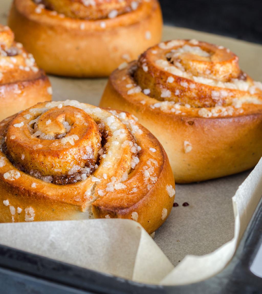 KANELBULLAR (SŁODKIE BUŁECZKI CYNAMONOWE) CIASTO 550g mąki pszennej 30g drożdży 100g masła 1 szklanka mleka (250ml) 100g cukru 1 łyżeczka mielonego kardamonu 1 jajko Szczypta soli NADZIENIE 1/2