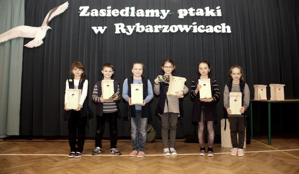 cześć i chwałę Boga. Nie ma żadnej odpowiedzi, jak w przypadku celebracji z udziałem ludu. Zamiast niej, po modlitwie nad darami jest chwila ciszy i odpowiedź "amen".