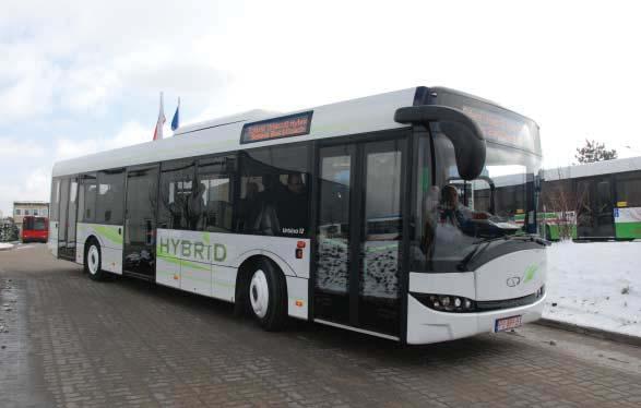 Solaris Urbino 12 Hybrid szeregowego, należy zaliczyć znacznie szerszą możliwość rozłożenia komponentów układu napędowego, co daje znacznie większy stopień swobody przy projektowaniu autobusu.