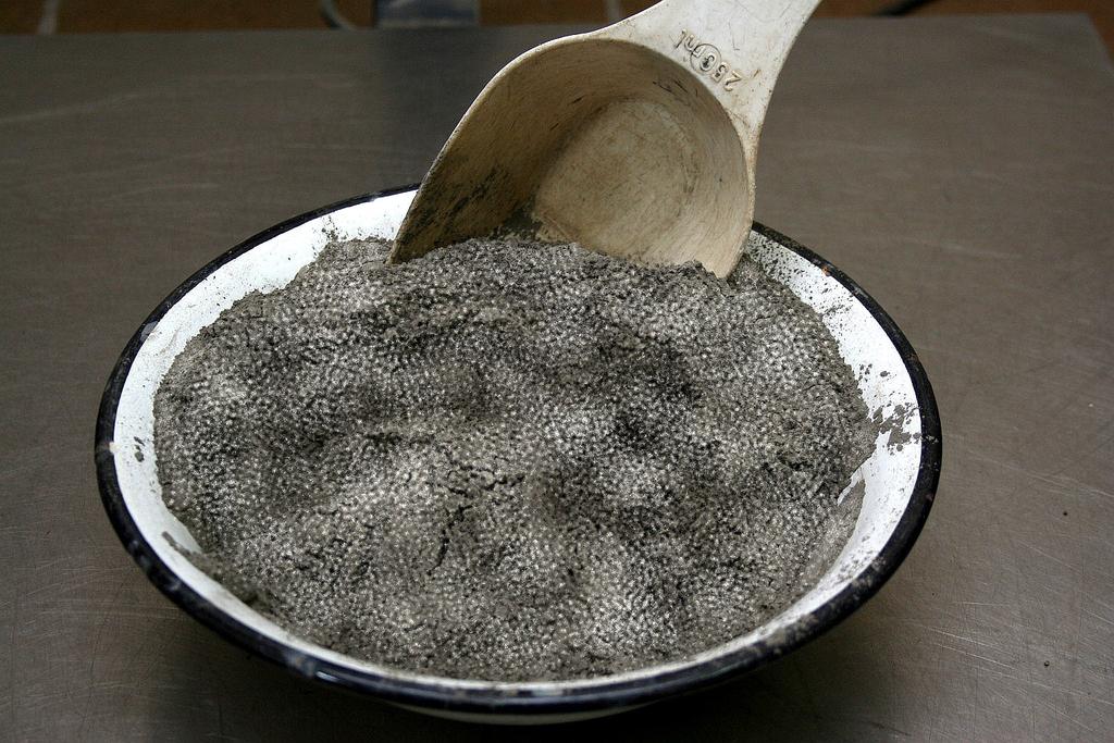 Rys. 2. Bentonit użyty do badań Fig. 2. Bentonite used in the tests ubijaka lekkiego, opuszczając go z wysokości 320 mm, co odpowiadało jednostkowej energii zagęszczania wynoszącej 0,59 J cm -3 gruntu).