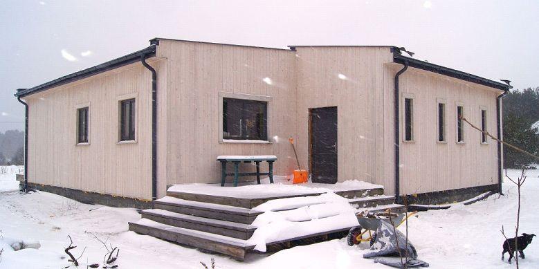 Domy szkieletowe: szczelność powietrzna w szkieletowych domach drewnianych W okresie zimowym zbyt duża ilość infiltrującego powietrza z zewnątrz oznacza ogromne, niepożądane straty ciepła i związane